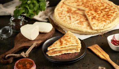 Turte la tigaie cu brânză în aluat, porționate