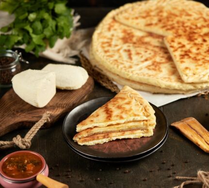 Turte la tigaie cu brânză în aluat, porționate