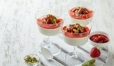 Panna cotta cu rubarbă și căpșuni în patru pahare