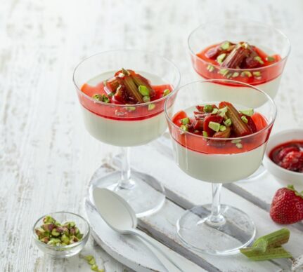 Panna cotta cu rubarbă și căpșuni în patru pahare