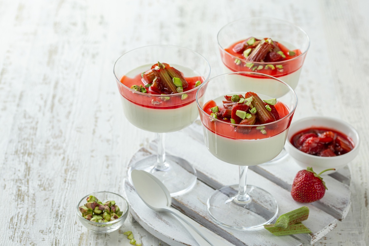 Panna cotta cu rubarbă și căpșuni în patru pahare