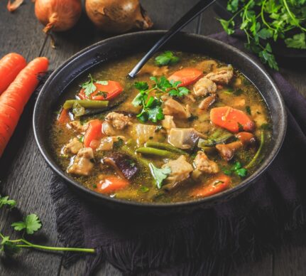 Supă rustică de pui cu ciuperci și legume