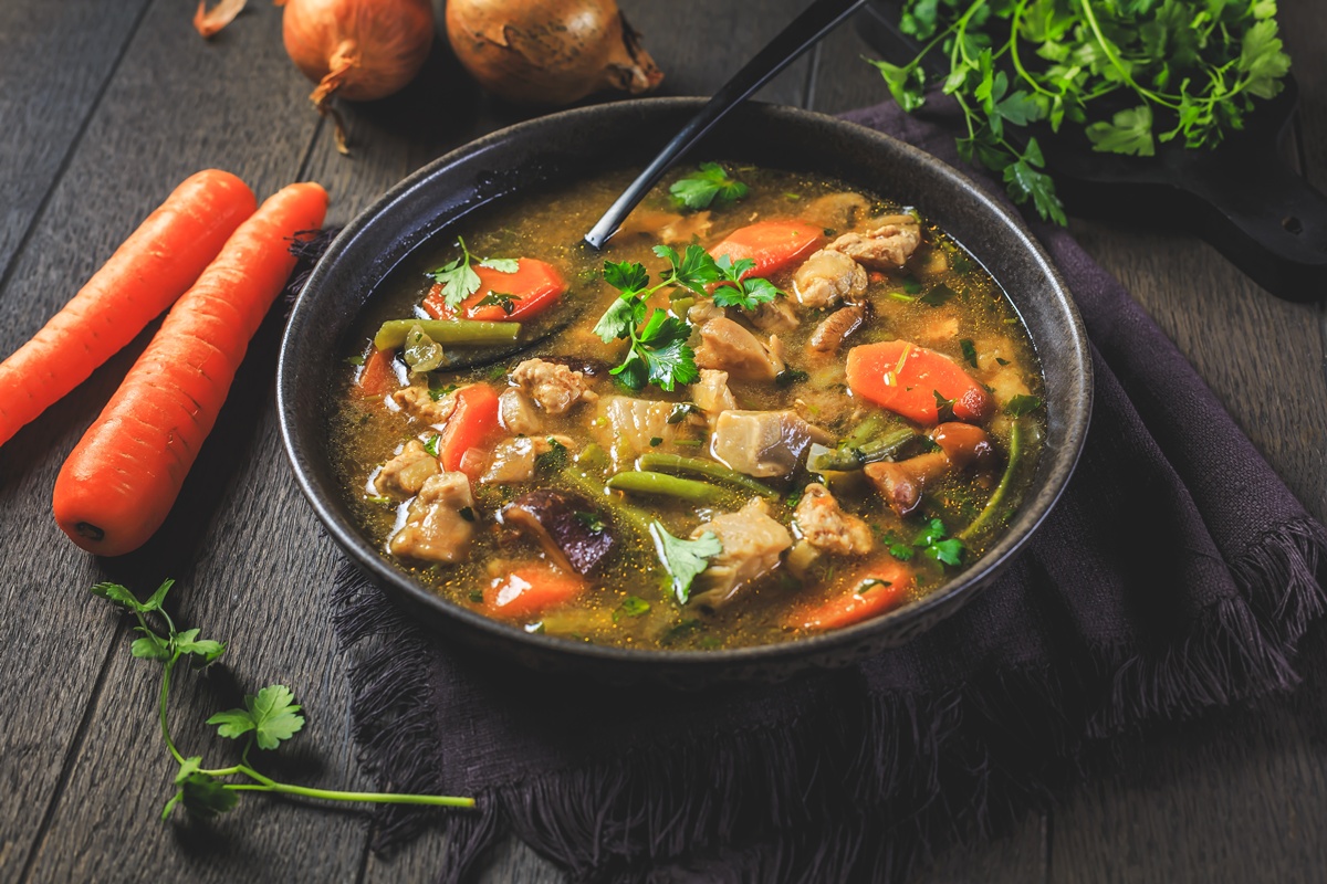 Supă rustică de pui cu ciuperci și legume