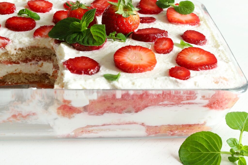 Tiramisu cu căpșuni și cremă de mascarpone secționat