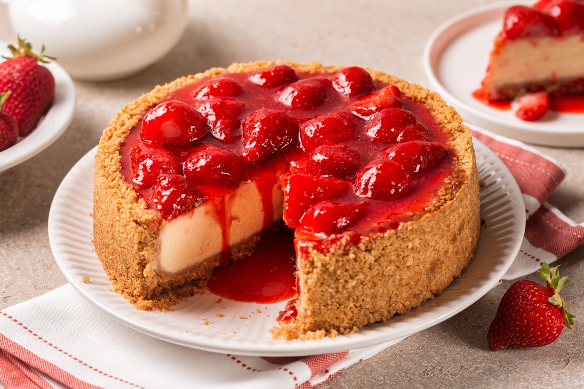 Cheesecake cu căpșuni și crustă crocantă de biscuiți secționat