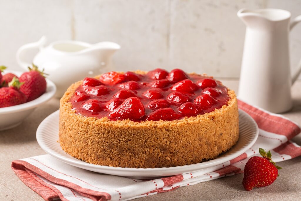 Cheesecake cu căpșuni și crustă crocantă de biscuiți