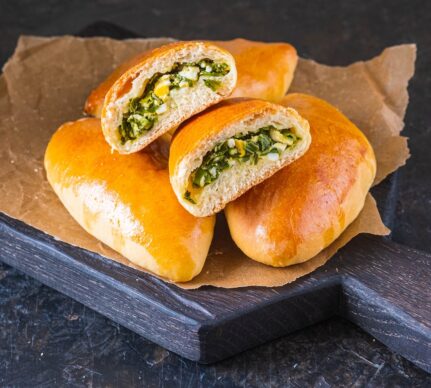 Pâinici umplute cu ceapă verde și ouă fierte