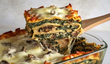 Lasagna vegetariană cu spanac și ciuperci în vas și o porție pe spatulă