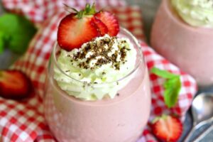 Mousse de căpșuni cu frișcă aromată cu mentă și ciocolată răzuită în pahar