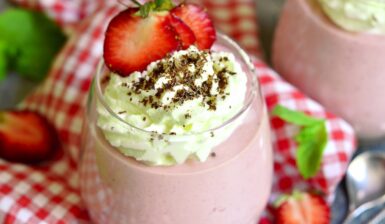 Mousse de căpșuni cu frișcă aromată cu mentă și ciocolată răzuită în pahar