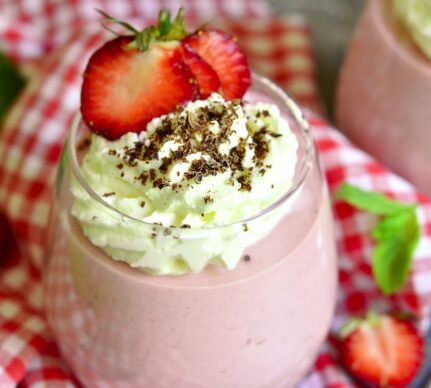 Mousse de căpșuni cu frișcă aromată cu mentă și ciocolată răzuită în pahar