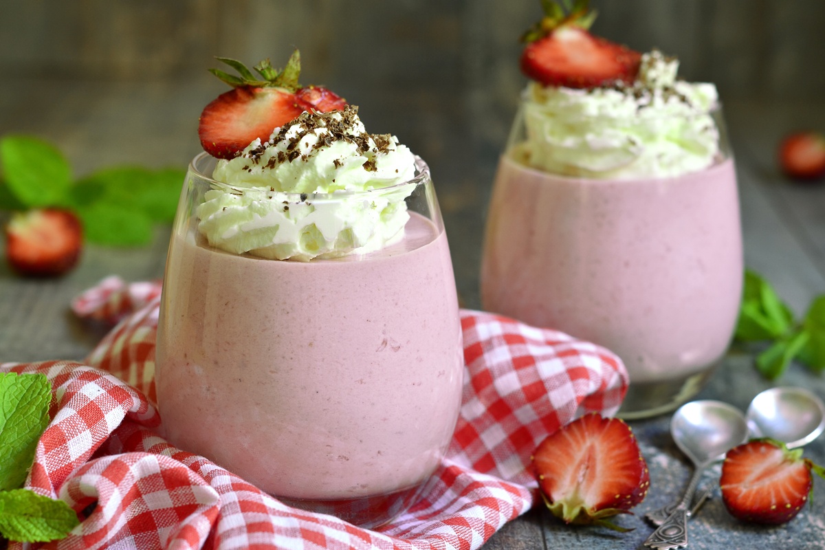 Mousse de căpșuni cu frișcă aromată cu mentă și ciocolată răzuită în două pahare