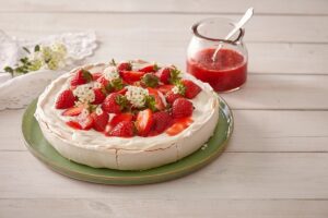 Pavlova cu frișcă și căpșuni