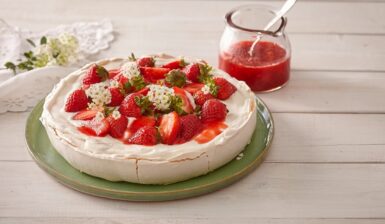 Pavlova cu frișcă și căpșuni