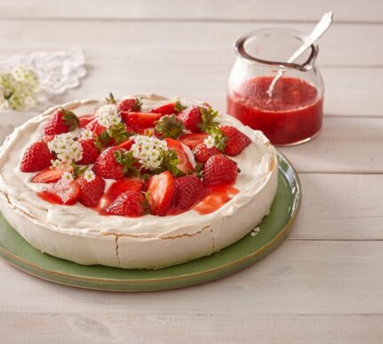 Pavlova cu frișcă și căpșuni