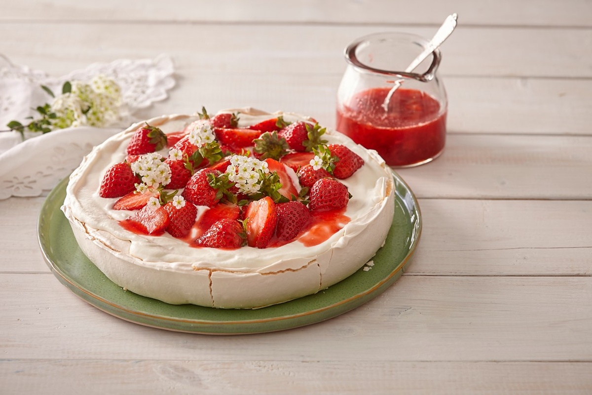 Pavlova cu frișcă și căpșuni
