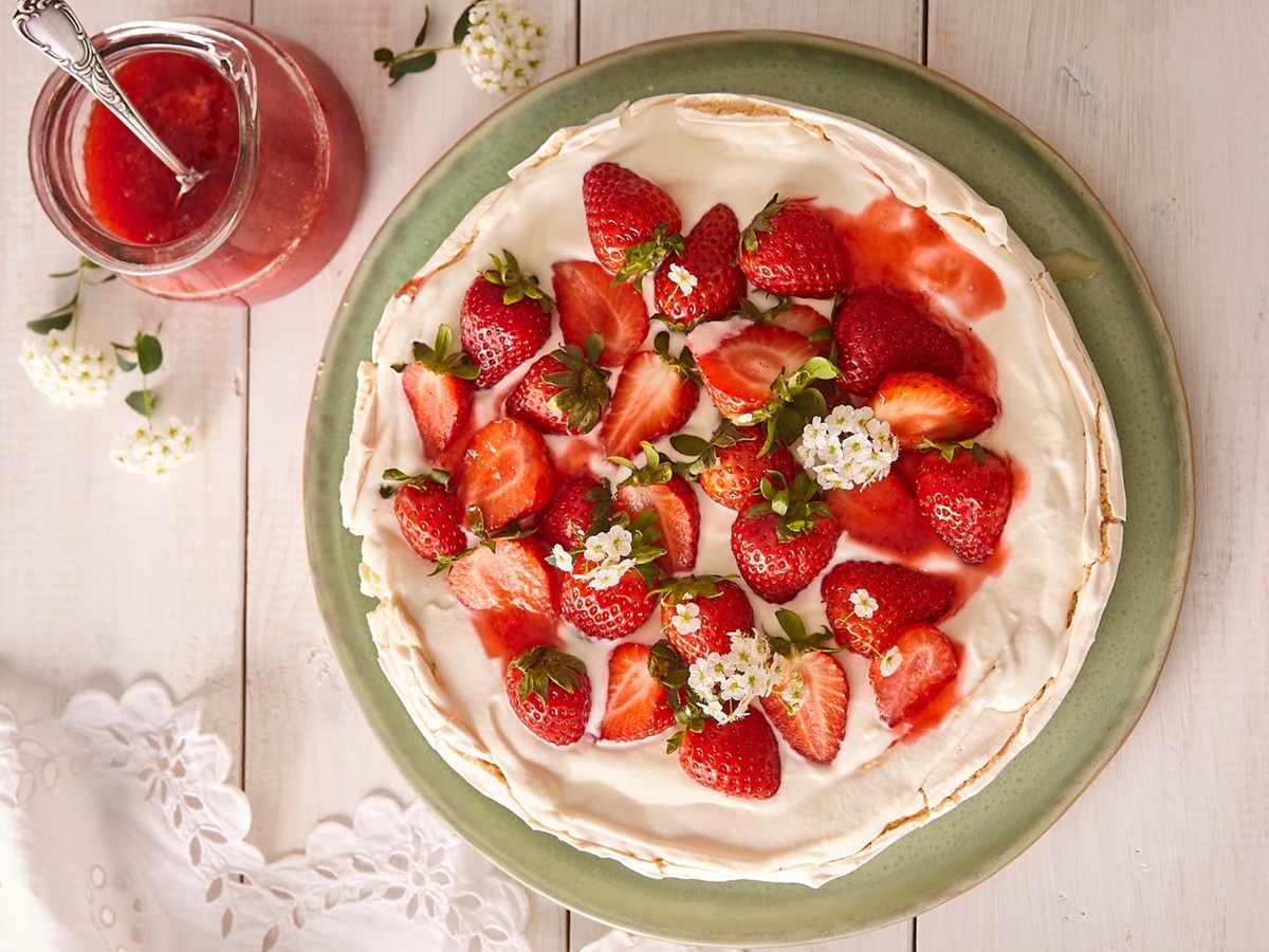 Pavlova cu frișcă și căpșuni
