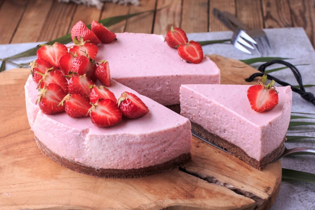 Prăjitură fină cu mousse de căpșuni și blat crocant porționată