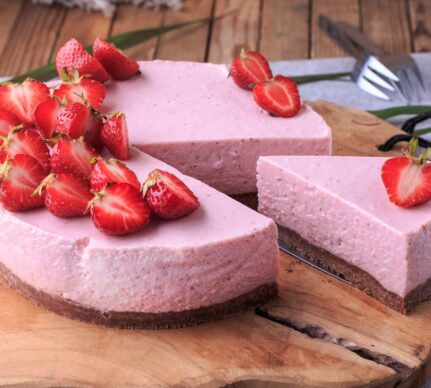 Prăjitură fină cu mousse de căpșuni și blat crocant