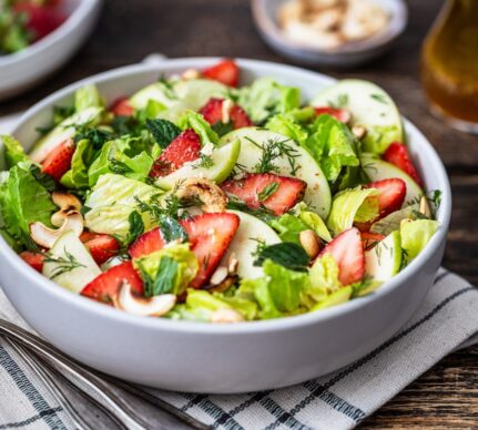 Salată cu căpșuni, mere verzi și alune crocante