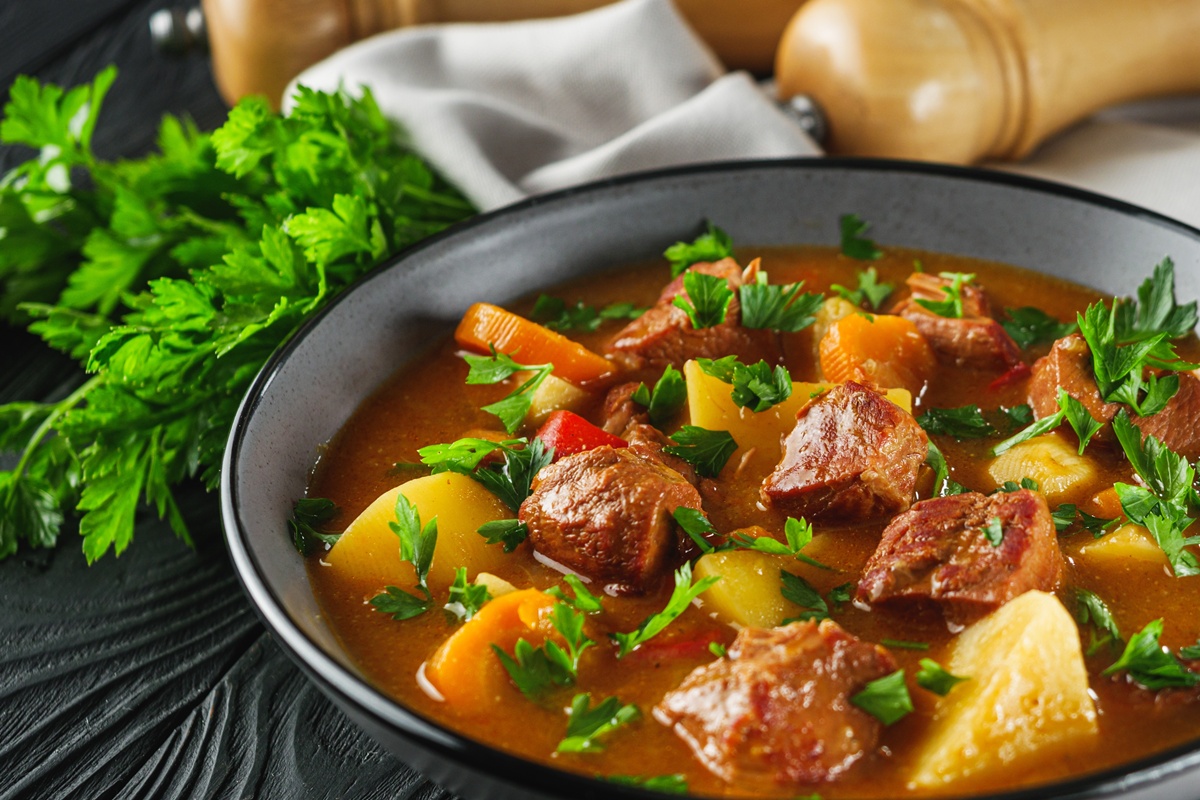 Supă gulaș de vită cu cartofi și legume