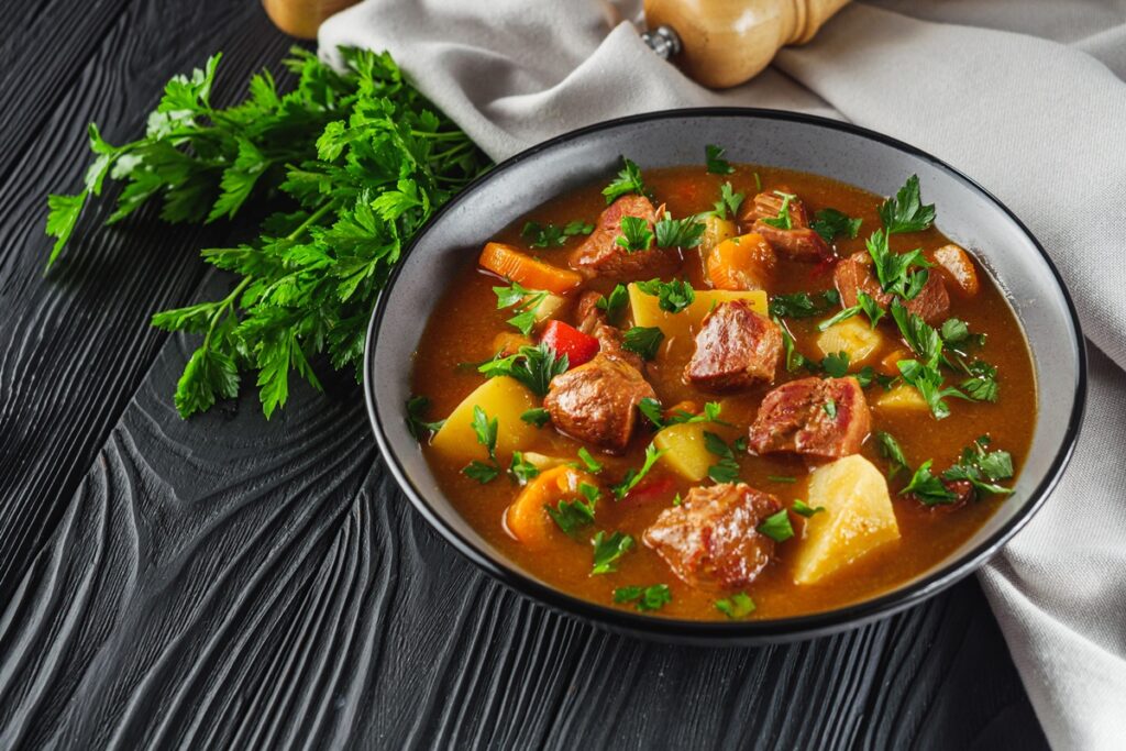 Supă gulaș de vită cu cartofi și legume