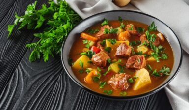 Supă gulaș de vită cu cartofi și legume
