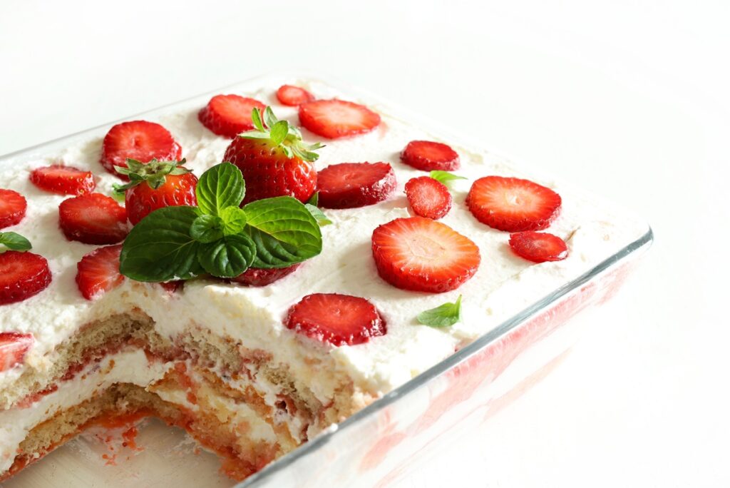 Tiramisu la tavă cu căpșuni și cremă de mascarpone, secționat
