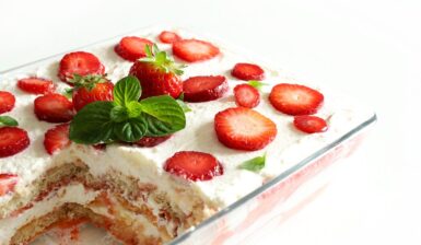 Tiramisu la tavă cu căpșuni și cremă de mascarpone, secționat