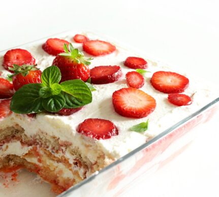 Tiramisu la tavă cu căpșuni și cremă de mascarpone, secționat