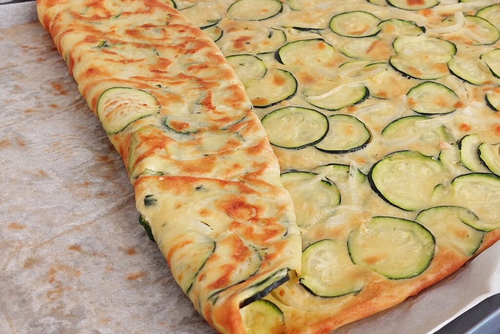 Lipie cu dovlecei și mozzarella la tavă