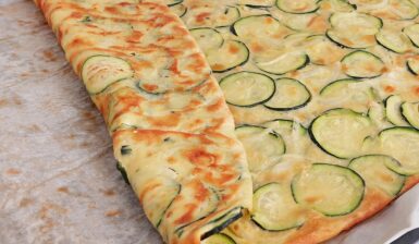 Lipie cu dovlecei și mozzarella la tavă