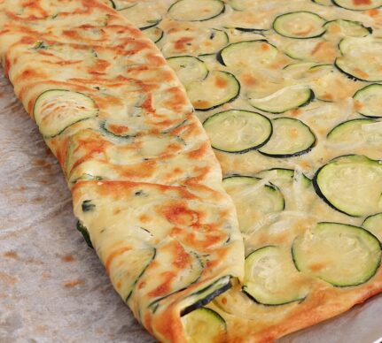Lipie cu dovlecei și mozzarella la tavă