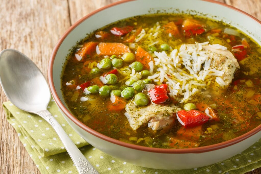 Supă de pui cu orez și legume