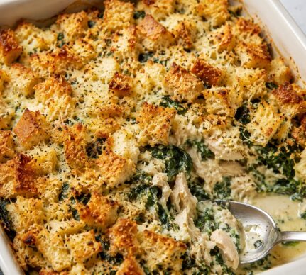 Budincă gratinată cu pui, spanac și pâine crocantă