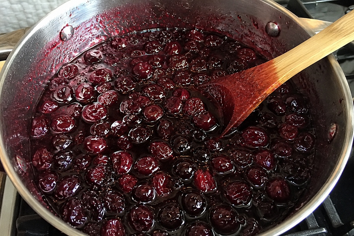 Dulceață de vișine în cratiță