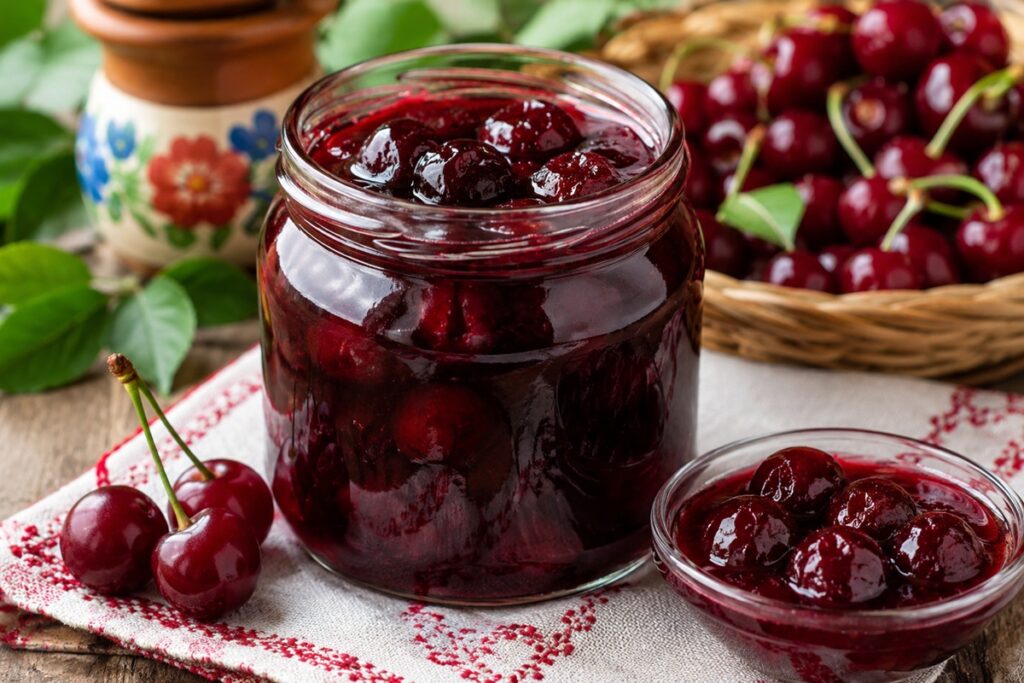 Dulceață tradițională de vișine în borcan și bol