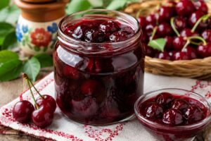 Dulceață tradițională de vișine în borcan și bol