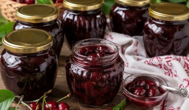 Dulceață tradițională de vișine în borcane