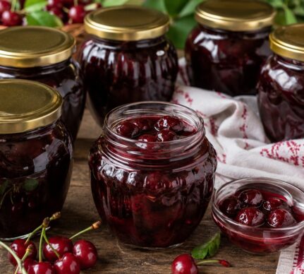 Dulceață tradițională de vișine în borcane