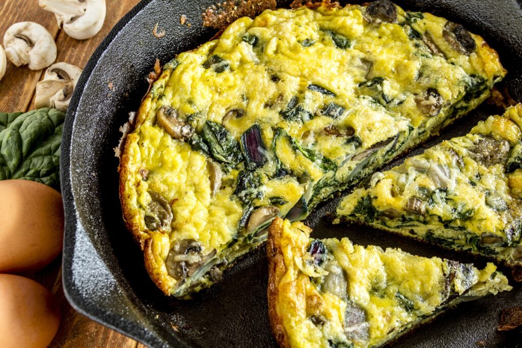 Frittata cu ciuperci și spanac porționată în tigaie