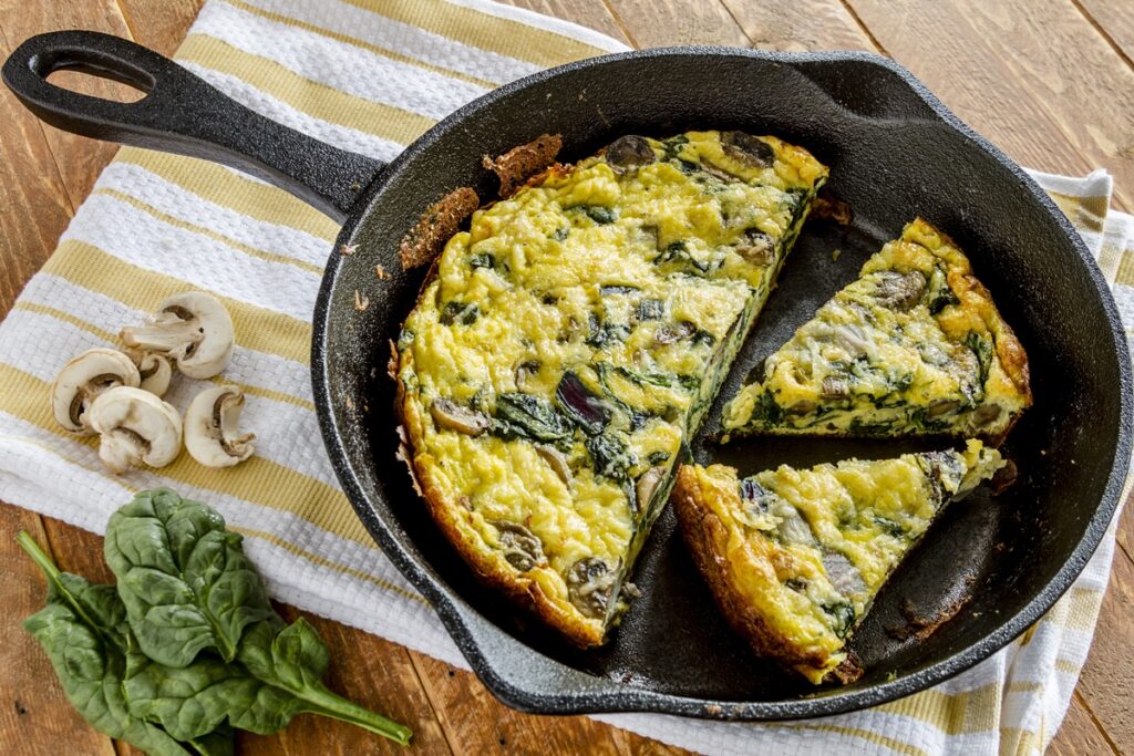 Frittata cu ciuperci și spanac porționată în tigaie