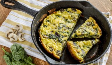 Frittata cu ciuperci și spanac porționată în tigaie