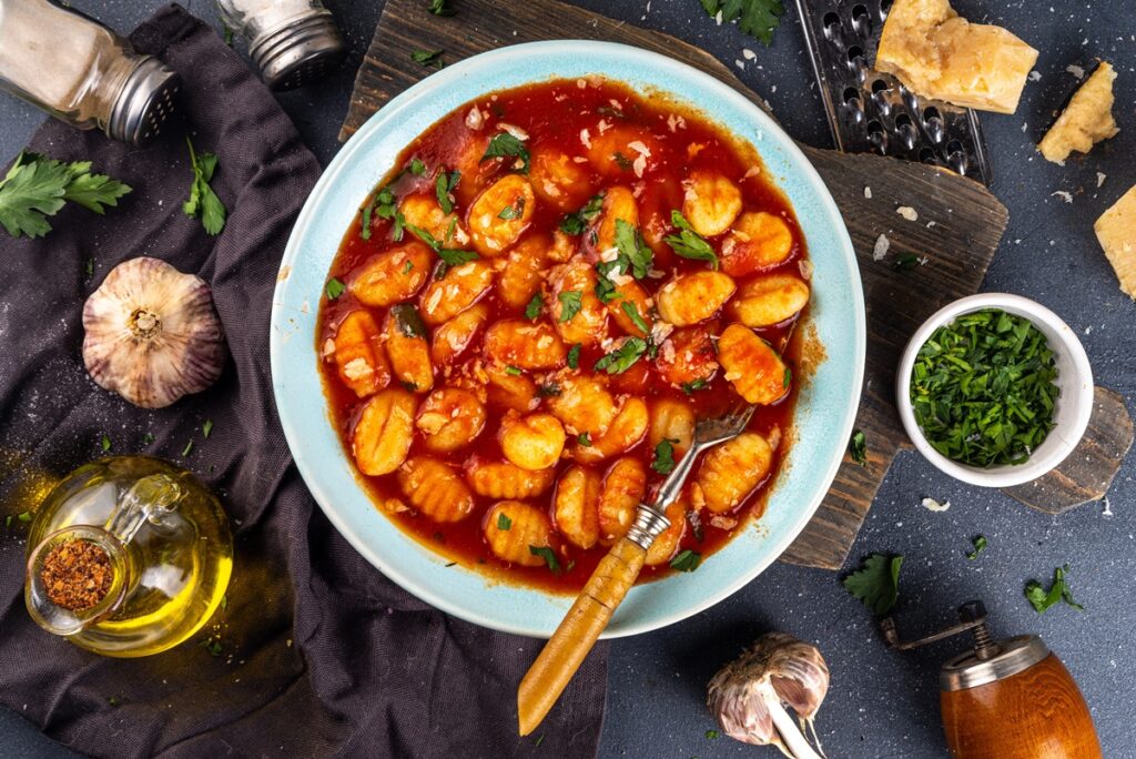 Gnocchi de cartofi în sos de roșii