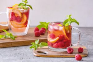 Limonadă cu zmeură și mentă în două pahare