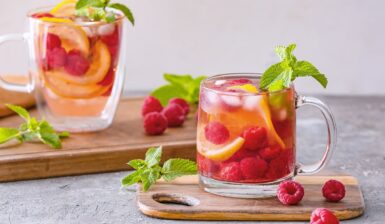 Limonadă cu zmeură și mentă în două pahare