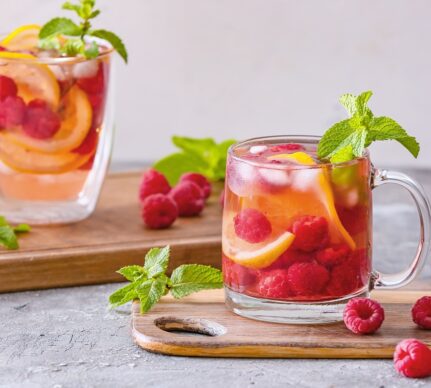 Limonadă cu zmeură și mentă în două pahare