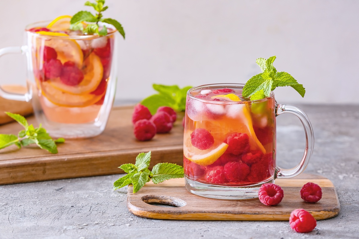 Limonadă cu zmeură și mentă în două pahare