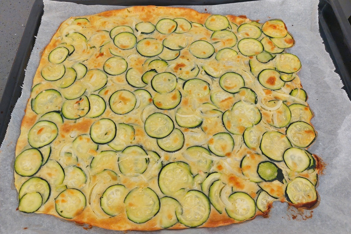 Lipie cu dovlecei și mozzarella la tavă
