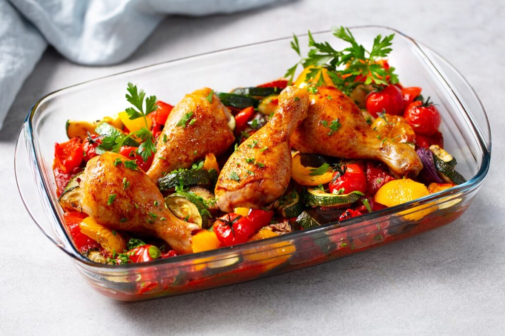 Pulpe de pui cu legume mediteraneene la cuptor